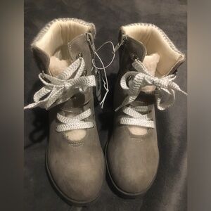 Gray Girls cute boots. NWT size 3.